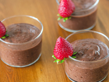 Como fazer mousse de chocolate saudável com textura de nuvem e pouco açúcar? Essa receita simples é a sobremesa perfeita para comer sem culpa