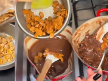 Preguiça de fazer o crunch cake? Então essa receita é para você: brigadeiro de Nutella crocante
