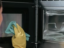 Por que a porta do micro-ondas é cheia de furinhos? O detalhe atrapalha um pouco a visualização, mas tem uma função muito importante e o TudoGostoso explica