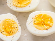 A gema de ovo perfeita não é feita na panela, mas usando esse item que todo mundo tem na cozinha