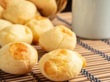 Pão de queijo com 2 ingredientes na airfryer: lanche prático perfeito para uma pessoa