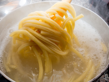 Macarrão no ponto perfeito: a dica simples do chef Alex Atala na hora de escorrer a água do cozimento