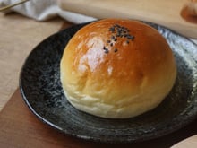 Receita com apenas 2 ingredientes: prove o melhor pãozinho de frigideira, que pode ser recheado com o que quiser!