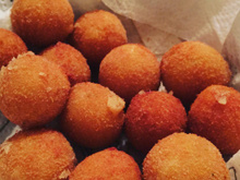 Bolinha de queijo de 3 ingredientes vai se tornar o lanche favorito da criançada (e o seu também porque é muito fácil de fazer)