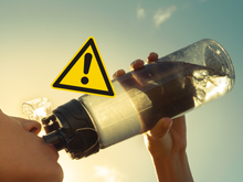 Como limpar a sua garrafa de água do jeito certo: não deixe ela virar um poço de micróbios mais sujo que assento de privada