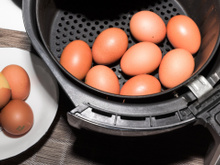Ovos rápidos, fáceis e perfeitamente cozidos na airfryer vão revolucionar o seu café da manhã