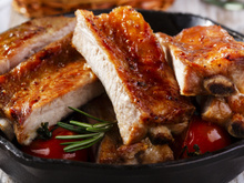 Os segredos para assar uma costelinha de porco de lamber os dedos que os restaurantes não contam