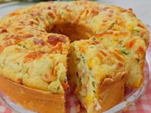Misture todos os ingredientes e leve ao forno: TudoGostoso tem a receita de bolo salgado perfeito para o lanche