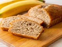 Bolo de banana com aveia sem açúcar: receita fit fácil que fica fofinha e surpreende