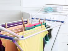 Como secar a roupa sem uma secadora quando está frio ou úmido lá fora