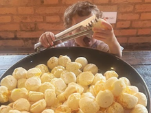 Agora meus filhos só comem pão de queijo assim, aprendi receita de café da manhã de hotel luxuoso