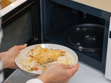 Daniel Cady, nutricionista: "Será que faz mal esquentar comida no micro-ondas? Muita gente acha que ele deixa tudo tóxico, mas o que é ruim mesmo é..."