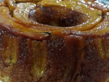 Bolo de banana caramelizada