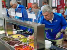 Olimpíadas 2024: entenda a polêmica do cardápio que pode atrapalhar o rendimento dos atletas e o que os países estão fazendo sobre isso!