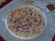 Gelatina colorida com pêssego em calda