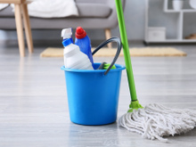 O truque mais inesperado, mas funciona: junte isso ao produto de limpeza para lavar o chão