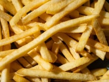 Por que as batatas fritas de restaurante são sempre melhores do que as caseiras? O segredo está neste truque simples e o TudoGostoso te ensina