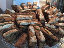 Bolo light de banana com ameixas e passas