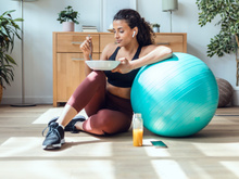 Sabia dessa? 5 benefícios de comer sentado no chão, segundo nutricionista