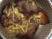 Bife acebolado, com pimenta calabresa e colorau