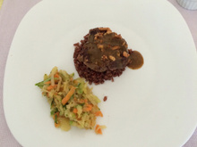 Medalhões com crosta de castanha e molho agridoce