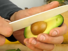 Os benefícios do chá de caroço de abacate e como preparar em casa de forma fácil