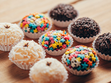 9 receitas de docinhos de festa que não vão ao fogo para economizar no gás sem perder no sabor