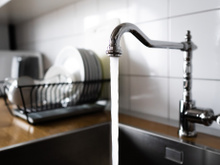 Acabe com as manchas da pia e da torneira da cozinha: DESCUBRA como com um item SURPREENDENTE