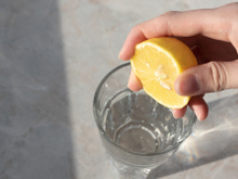 Os benefícios reais de beber água e limão pela manhã, segundo os nutricionistas
