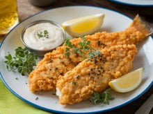 Pare de fazer peixe frito com farinha de trigo: a chef Samantha Vallejo-Nágera, 56 anos, recomenda usar 3 ingredientes que deixam o sabor muito melhor