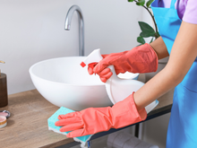 Nem água sanitária, nem sabão, nem desinfetante: deixe o banheiro brilhando com essa mistura de ingredientes simples