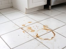 Piso com manchas de ferrugem? Esse é o passo a passo para garantir uma limpeza eficaz e o alerta para um erro que pode piorar tudo