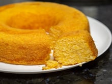 Bolo de milho de liquidificador pronto em 5 minutos: fica fofinho, saboroso e não tem glúten