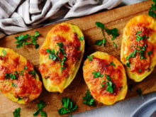 Batata-doce recheada com queijo: TudoGostoso ensina receita deliciosa para um jantar prático em uma panela só
