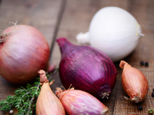 Poucas pessoas sabem, mas a diferença entre cebolas brancas e cebolas roxas não é apenas a cor e isso pode mudar as suas receitas
