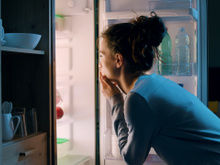 O que significa quando a geladeira faz barulhos muito altos durante a noite?