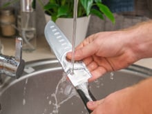 Fato ou fake da cozinha: lavar a faca em água quente estraga o utensílio?
