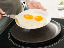 Nunca mais fritei ovo na frigideira desde que aprendi um jeito mais gostoso, mais saudável e que faz menos sujeira