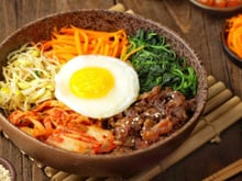 Bibimbap tradicional coreano de arroz misturado com carne, legumes e ovo frito