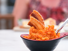 As batatas mais saborosas que já fiz não são fritas, são cozidas com 3 dentes de alho, páprica e uma fatia de bacon