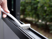 Utilizar água oxigenada nos trilhos das janelas: para que serve e por que é recomendada