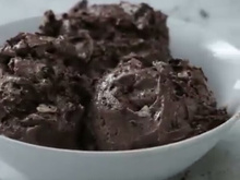 Sorvete de biscoito de chocolate recheado com baunilha