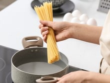 100 g de macarrão por refeição parece muito pouco se você não souber como incrementar do jeito certo