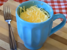 Pão de queijo de caneca pronto em 5 minutos: passo a passo simples que eu adoro porque é fácil e rápido de fazer