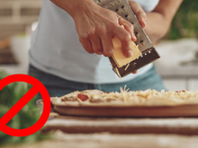 Como usar o ralador de queijo sem fazer sujeira? Método simples vai te surpreender!