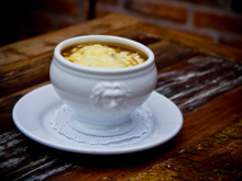 Queijo brie com geleia de damasco