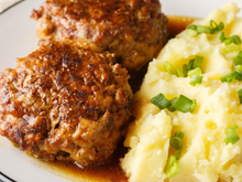 Não sabe o que fazer com a carne moída no congelador? Transforme em um polpetone recheado, suculento e cheio de sabor!