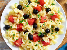 Esta é a melhor salada de macarrão saudável que você pode fazer com apenas três ingredientes e em 15 minutos