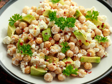 Salada vegana de atum feita de grão-de-bico é o meu almoço cremoso perfeito de toda segunda-feira