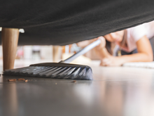 O truque perfeito para você varrer toda a poeira em pouco tempo antes da visita chegar (e não é colocar debaixo do tapete)!